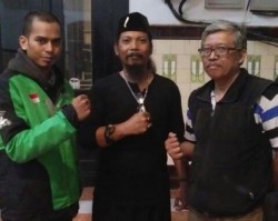 Apresiasi dari Pengelola Gedung Juang (tengah) 