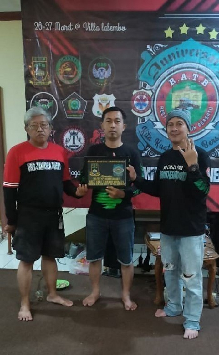 Serah terima plakat 4th Anniversary RATB (Rest Area Tambun Bersatu)
